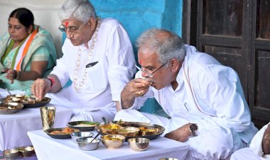 CG- कांसे की थाली में पारम्परिक भोजन: किसान के घर में जय-वीरू ने साथ किया भोजन, CM भूपेश ने कलेक्टर को दिए ये निर्देश....