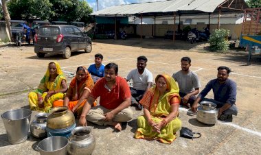 पानी की समस्या को लेकर नपं दोरनापाल के सामने धरने पर बैठे नेता प्रतिपक्ष -धर्मेंद्र सिंह भदौरिया