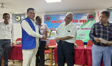 CG:बेमेतरा जिले का हुआ नाम रौशन...गुणवत्तापूर्ण शिक्षा एवं रोचक तरीका से पढ़ाने के लिए... शासकीय प्राथमिक शाला निनवा बेमेतरा ब्लाक के लिए शिक्षक श्री खेलावन मिरचण्डे का  चयन किया गया..प्रमुख सचिव  आलोक शुक्ला  द्वारा सम्मान पत्र एवं मेंमोंटो से सम्मानित किया गया