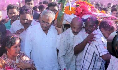 CG News PHOTO अनंत यात्रा पर मंडावी : राजकीय सम्मान के साथ विधानसभा उपाध्यक्ष मनोज मंडावी को दी गई अंतिम विदाई...अंतिम यात्रा में पहुंच मुख्यमंत्री ने दिया कांधा... बेटे ने दी मुखाग्नि, कार्यकर्ताओं की भीड़ उमड़ी..कई मंत्री नेता विधायक हुए भावुक...