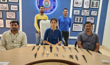 ऑनलाईन तरीके से मंगाये गये चाकू पर बस्तर पुलिस की कार्यवाही........................... 18 नग ऑनलाईन मंगाये चाकू बरामद................................. सायबर सेल की महत्वपूर्ण भुमिका....................................