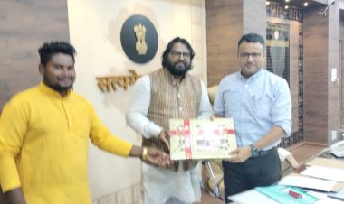 बस्तर अधिकार मुक्ति मोर्चा के मुख्य संयोजक एवं जनता कांग्रेस छत्तीसगढ़ जे के बस्तर जिला अध्यक्ष नवनीत चांद ने बस्तर जिला कलेक्टर चंदन कुमार से सौजन्य मुलाकात कर दीपावली की शुभकामनाएं प्रेषित किया