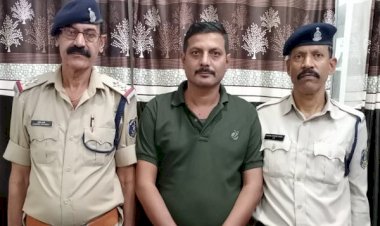 छत्तीसगढ़ हेड कॉन्स्टेबल गिरफ्तार: एक्सप्रेस ट्रेन में युवती से छेड़छाड़, पुलिस वाले ने युवती के कमर पर फेरा हाथ…रेलवे पुलिस ने प्रधान आरक्षक को पकड़ा...