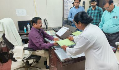 CG- 38 डॉक्टरों को नोटिस: संभागायुक्त ने किया जिला अस्पताल का औचक निरीक्षण, अनुपस्थित पाए गए 38 चिकित्सकों को थमाया कारण बताओ नोटिस, काफी संख्या में नर्स भी रही अनुपस्थित.....