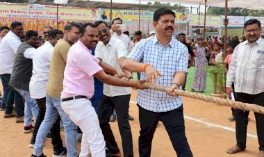 CG कलेक्टर-विधायक जमीन पर धड़ाम से गिरे: विधायक, जनप्रतिनिधियों और कलेक्टर सहित जिला प्रशासन के अधिकारियों के बीच रस्साकशी का हुआ मुकाबला, प्रतियोगिता में टूटी रस्सी, फिर जो हुआ.....