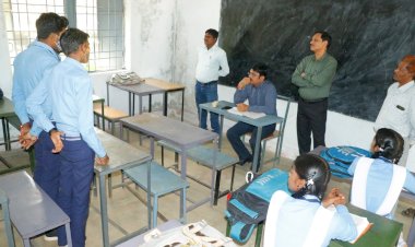 CG:बेमेतरा कलेक्टर बने शिक्षक...लिए बच्चों की क्लास..बेरला ब्लाक के दौरा में थे कलेक्टर..सरदा हाईस्कूल पहुंचे थे DM..निरीक्षण के दौरान ADM भी रहे उपस्थित