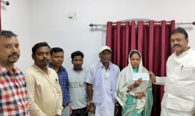 संसदीय सचिव रेखचंद जैन के प्रयासों से मंगनपुर में विद्युत दुर्घटना में मृत व्यक्ति के परिजनों को मिली चार लाख की आर्थिक सहायता