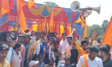 पंडरिया ब्लाक के ग्राम सिरमागुड़ा के खंडित मंदिर का पुनर्निर्माण कर किया गया हनुमान जी मूर्ति स्थापना, सांसद संतोष पांडेय हुए शोभा यात्रा में सम्मिलित।