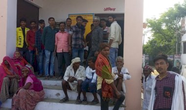 पुलिसकर्मी पर पांच खाद के कट्टे बिना मूल्य चुकाए ले जाने का आरोप