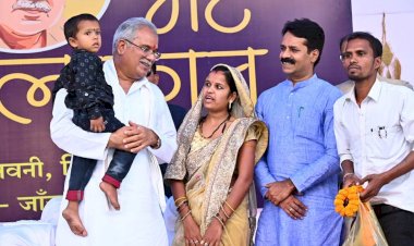 CM भूपेश का ऐलान: यहां खुलेगा आत्मानंद इंग्लिश मीडियम स्कूल... डॉक्टर पोस्टिंग, सहकारी बैंक, विद्युत सब स्टेशन, मंदिर का जीर्णोद्धार, सामुदायिक भवन, रोड निर्माण, खेल मैदान समेत कई घोषणाएं, पढ़िए.....
