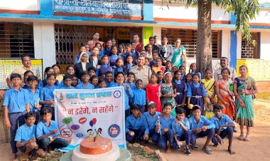 Children's Day  2022 : बाल दिवस के अवसर पर बस्तर पुलिस के सभी थाना प्रभारियों द्वारा जिले के विभिन्न स्कूलो में जाकर