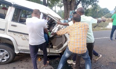 8 की दर्दनाक मौत ब्रेकिंग: छत्तीसगढ़-तेलंगाना की सीमा में भीषण सड़क हादसा, छत्तीसगढ़ के एक ही परिवार के 8 लोगों की मौत...बोलेरो और ट्रक में आमने-सामने की भिड़ंत,2 की हालत गंभीर...पसरा मातम...