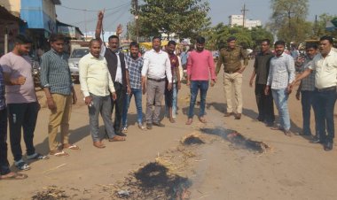 CG:साजा युवा कांग्रेस कार्यकर्ताओं ने पूर्व मुख्यमंत्री डॉ रमनसिंह का पुतला फूंका...छत्तीसगढ़िया मुख्यमंत्री भूपेश बघेल के खिलाफ अभद्र टिप्पणी को लेकर युवा कांग्रेस ने किया प्रदशर्न