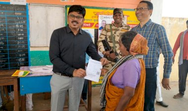 CG:कलेक्टर ने अपनी संवेदनशीलता का परिचय देते हुए... कुसमी निवासी एक वृद्ध महिला रामप्यारी को तत्काल नया राशन कार्ड बनवाकर दिये... कलेक्टर को हृदय से धन्यवाद ज्ञापित किये