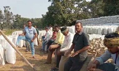 भरारी धाम खरीदी केंद्र में ऐसा कौन सा खजाना है जिसके लिए पिछले 2 सालों से दो प्रबंधकों के बीच लगातार चल रही है लड़ाई इनके लड़ाई से किसानों को हो रही भारी समस्या सरकार की छवि भी हो रही धूमिल पढ़ें पूरी खबर