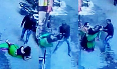 मां की बेरहमी से पिटाई VIDEO: कलयुगी बेटे ने पटक-पटककर पीटा, बाल पकड़कर घसीटा, मुंह पर मारे लात-घूंसे, देखें वीडियो.....