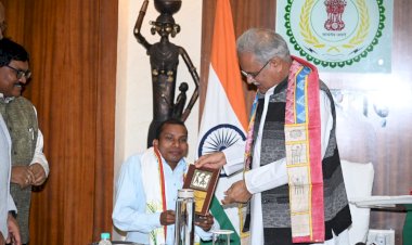 CG News राजभाषा दिवस पर सम्मान : छत्तीसगढ़ी राजभाषा दिवस का आयोजन, सीएम भूपेश बघेल ने 13 साहित्यकारों को सम्मानित किया, 10 साहित्यकारों की रचना का विमोचन