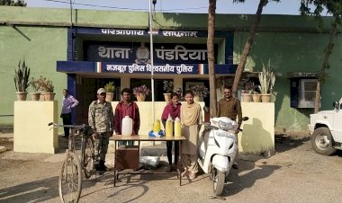 आरोपीया के कब्जे से 12 बल्क लीटर महुआ शराब एवं एक स्कूटी किया गया जप्त