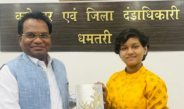 कलेक्टर से बाल गायिका आरू साहू ने सौजन्य भेंट की....मुंबई में आयोजित प्रतियोगिता में विजयी होने पर दी बधाई...