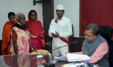 कलेक्टर संजीव झा ने जनचौपाल में आमजनों की सुनी समस्याएं: त्वरित निराकरण के दिए निर्देश, बिरहोर आदिवासी झंगल को मिलेगा काबिज जमीन का पट्टा, बच्चों की पढ़ाई का भी हुआ इंतजाम, जनचौपाल में 94 आवेदन प्राप्त हुए....