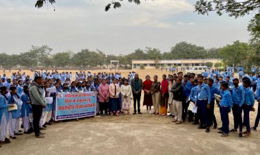 CG:सखी वन स्टॉप सेंटर बेमेतरा द्वारा महिला हिंसा को समाप्त करने पहल ...सरदा हाईस्कूल स्कूल में  छात्राओं को दी गई महिला अधिकारों सहित अन्य जानकारी..इस कार्यक्रम में बेरला SDOP,टीआई बेरला ,विद्यालय के प्राचार्य रहे उपस्थित