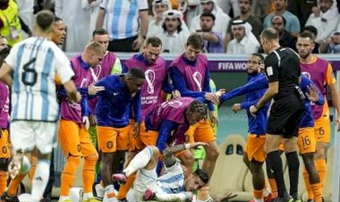 FIFA World Cup 2022: मैच के दौरान हुआ बवाल जमकर चले लात घुसे, आपस में भीड़ गए दोनों टीमों के खिलाड़ी, देखें VIDEO….