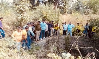CG ब्रेकिंग न्यूज : नायब तहसीलदार सहित चार लोगों की मौत, परिवार समेत  नायब तहसीलदार की कार कुएं में मिली…