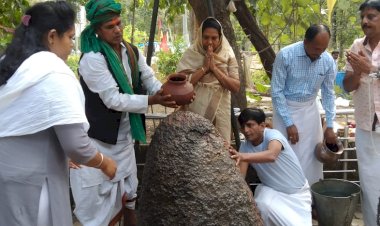 भानुप्रतापपुर के नवनिर्वाचित विधायक सावित्री मंडावी आर्शीवाद लेने पहुँचे भीमा कोटेश्वर धाम...कोटेश्वर धाम समिति ने विधायक मंडावी का किया भव्य स्वागत...