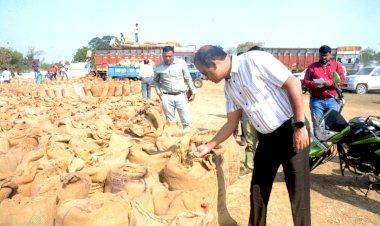 CG- धान खरीदी केंद्रों में अव्यवस्था देख नाराज हुए कलेक्टर: प्रभारी ने बंद कर दिया था धान खरीदना, कलेक्टर ने खड़े होकर शुरू कराई खरीदी, प्रभारी को हटाने के दिए निर्देश.....