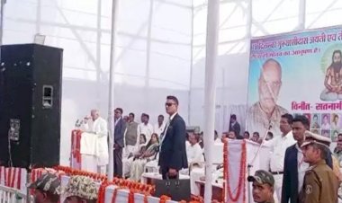 CG:मुख्यमंत्री के भाषण के दौरान सतनामी समाज के युवकों ने लहराया बैनर-पोस्टर और वापस जाओ के लगाए नारे... युवाओं के बैनर-पोस्टर लहराकर नारेबाजी करने पर मुख्यमंत्री को अपना भाषण रोकना पड़ा। इस दौरान मुख्यमंत्री ने विरोध कर रहे लोगों को मंच पर आकर चर्चा करने की अपील की.... पढ़िए पूरी खबर
