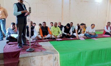 CG:प्रदेश की राजनीति में समाज की भूमिका पर चर्चा... प्रदेश स्तरीय कलार महासम्मेलन की तैयारी को लेकर समाज की बैठक गांधी भवन बेमेतरा में रखा गया