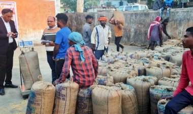 CG- प्रभारी को नोटिस: कलेक्टर ने औचक निरीक्षण में धान तौलाई में गड़बड़ी का मामला पकड़ में आने पर की कार्रवाई, लगायी फटकार, धान खरीदी केंद्र के प्रभारी को कारण बताओ नोटिस जारी.....