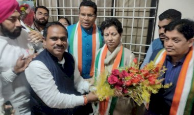 राजीव भवन रायपुर में पूर्व केंद्रीय मंत्री अखिल भारतीय कांग्रेस कमेटी की राष्ट्रीय महासचिव एवं छत्तीसगढ़ प्रदेश कांग्रेस कमेटी की प्रभारी कुमारी सैलजा से पूर्व विधायक दिलीप लहरिया ने सौजन्य भेंट कर प्रथम छत्तीसगढ़ आगमन पर किया जोरदार स्वागत पढ़े पूरी खबर