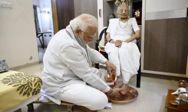PM Narendra Modi Mother Hiraba : PM मोदी के भावुक शब्द,पीएम मोदी और हीरा बा की अंतिम मुलाकात, कही थी ऐसी बात, सुनकर भर आएंगी आपकी भी आंखे…