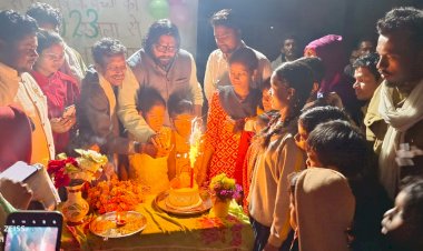 जगदलपुर ग्रामीण ब्लॉक के कुरंदी 2 ग्राम पंचायत पहुंचे, मुक्ति मोर्चा जनता कांग्रेस छत्तीसगढ़ जे के नेता नवनीत चांद , ग्राम वासियों ने किया आत्मीय स्वागत,काटा केक नव वर्ष की दी शुभकामनाएं अभियान मेरा रोजगार मेरा अधिकार का किया आगाज - अजय बघेल/प्रीतम नाग