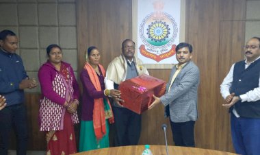 सेवा निवृत्त हुए एसआई श्रृद्धा सिंह व एएसआई ढोलानाथ पैंकरा को पुलिस अधीक्षक सूरजपुर ने किया सम्मानित....