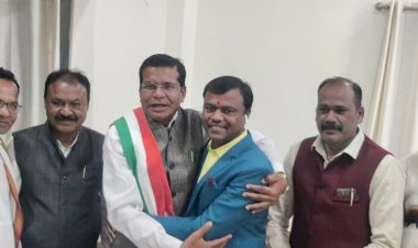 कोंडागांव में आयोजित मानिकपुरी समाज के सामाजिक कार्यक्रम के दौरान प्रदेश कांग्रेस कमेटी के अध्यक्ष मोहन मरकाम से बस्तर सांसद दीपक बैज ने कोंडागांव के सर्किट हाउस में सौजन्य भेंट मुलाकात की