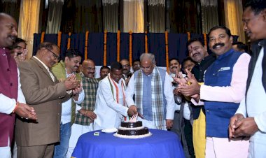 मुख्यमंत्री ने केक काटकर बस्तर के प्रभारी मंत्री को दी बधाई