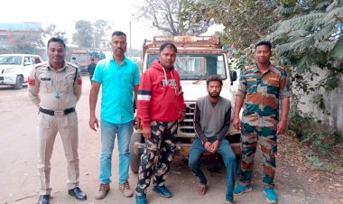 CG- चोरों का कारनामा: बिजलीकर्मी बताकर गांव के ट्रांसफार्मर को पिकअप में लोडकर भाग रहे थे युवक... गांववालों ने दौड़ाकर पकड़ा... फिर जो हुआ....