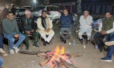 CG- शीतलहर और ठंड से बचाव के लिए प्रशासन हाई अलर्ट पर: विधानसभा नेता प्रतिपक्ष, कलेक्टर-SP ने देर रात तक अलाव तापा... अलाव व्यवस्था के निरीक्षण के दौरान कलेक्टर ने किया कंबल वितरण.....