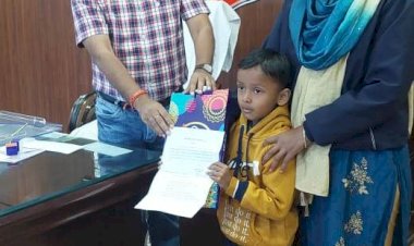 सूरजपुर में साढे पांच साल का नन्हा सिपाही, पिता की मृत्यु के बाद पुलिस विभाग में दी गई बाल आरक्षक की नौकरी... आईजी सरगुजा ने पुलिस अधीक्षक को अनुकम्पा नियुक्त की प्रक्रिया जल्द पूर्ण करने दिए थे निर्देश....