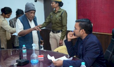 जनचौपाल में 89 आवेदन हुए प्राप्त: ननकीराम ने ठीक से दिखाई नहीं देने और चलने की समस्या बताई, अपर कलेक्टर ने तत्काल उपलब्ध कराया स्मार्ट स्टिक, आंखो का भी ईलाज करने के दिए निर्देश