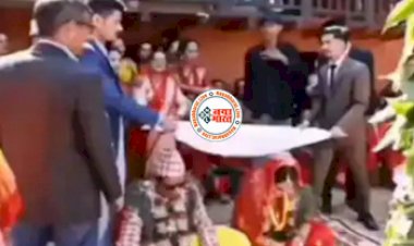 Bride Groom viral : शादी की रस्म करने के चक्कर में दुल्हे-दुल्हन को ही आया चक्कर, बाकी लोग भी देखते रह गए- देखें मजेदार वीडियो...