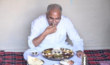 CM को खूब भाई लाफा क्षेत्र की चिरपोटी टमाटर की चटनी: मुख्यमंत्री भूपेश बघेल ने चैतुरगढ़ क्षेत्र के ग्राम लाफा निवासी किसान होरिलाल राज के घर लिया स्वादिष्ट और छत्तीसगढ़िया भोजन का स्वाद