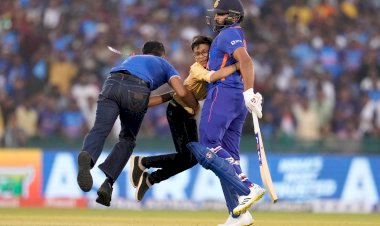 Ind vs Nz Video: रायपुर में रोहित शर्मा ने जीता दिल, LIVE मैच में रोहित को नन्हे फैन ने लगाया गले…सुरक्षाकर्मी ने खींचकर हटाया, रोहित बोले- इसे कुछ मत करना…फिर जो हुआ…देखिए Exclusive Video…