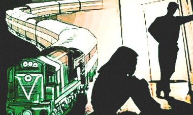 चलती ट्रेन में सामूहिक दुष्कर्म: AC कोच का केबिन लॉक कर हैवान बना TTE... पहले महिला को किया बेहोश... फिर टीटीई ने दोस्त के साथ मिलकर किया गैंगरेप....