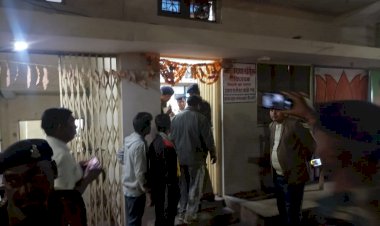 CG ब्रेकिंग न्यूज: रेप मामले में नेता प्रतिपक्ष के बेटे को पकड़ने घर पहुंची पुलिस, आदिवासी शिक्षिका ने लगाया है आरोप…