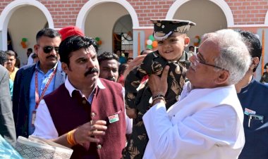 CM भूपेश ने नन्हे सैनिक को गोद में उठाकर दुलारा: इंडिया गेट की तर्ज पर विकसित की जा रही अमर वाटिका का मुख्यमंत्री ने किया लोकार्पण......