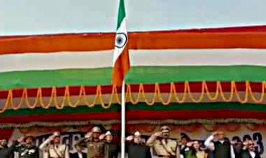 बड़ी चूक: कमिश्नर ने फहराया उलटा तिरंगा... DM और MLA भी रहे मौजूद... मंच पर मचा हड़कंप... VIDEO वायरल.....