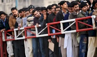 Pakistan Economic Crisis: 250 रुपए लीटर पेट्रोल और 150 रुपए किलो आटा देख लोग करने लगे पाकिस्तान को टाटा, कंगाली के बीच 8 लाख युवाओं ने छोड़ा देश.